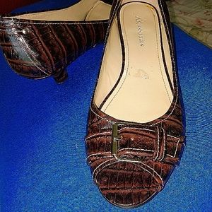 Very pretty (AK) Anne Klein semi-new leather shoes.